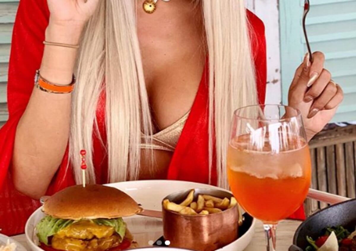 Πήγε για φαγητό με αυτό το ντεκολτέ και “ζάλισε” όλο το εστιατόριο! [pics]