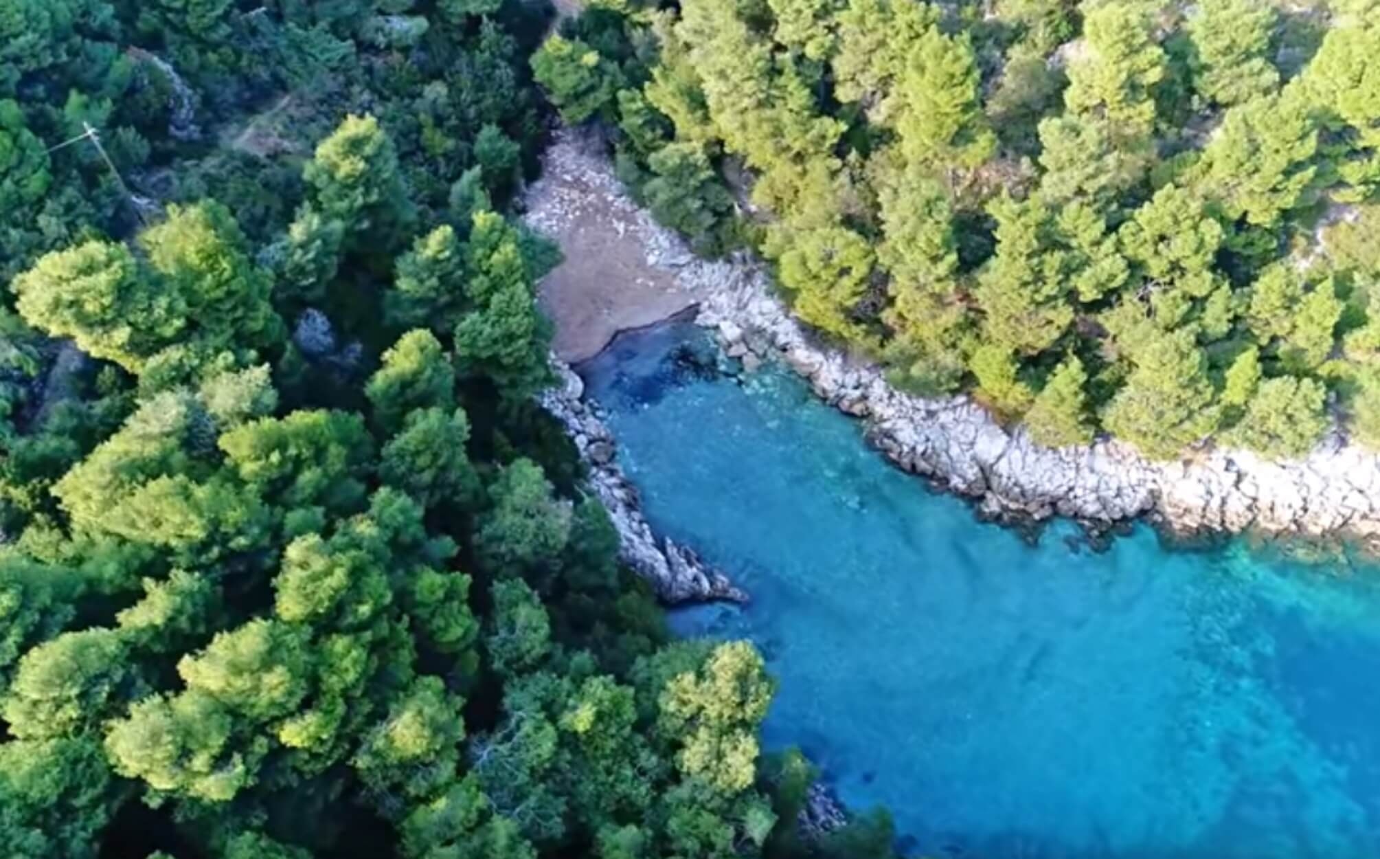 Ένας παράδεισος δύο ώρες από την Αθήνα – Τα άγνωστα “Σεϊτάν Λιμάνια” της Εύβοιας