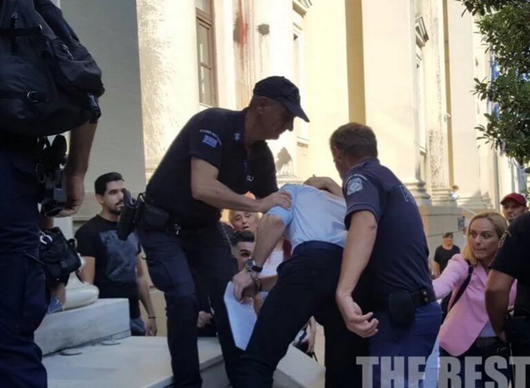 Ζάκυνθος: «Σκότωσα τον πατέρα μου από αγανάκτηση» – Αποθεώθηκε ξανά στα δικαστήρια ο νεαρός πατροκτόνος – video
