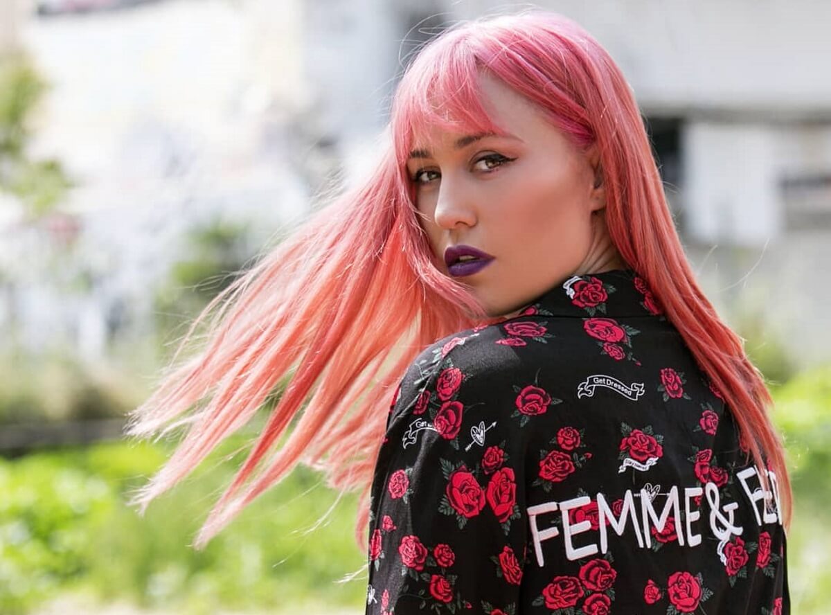 Κι όμως! Η Πηνελόπη Αναστασοπούλου ποζάρει με μαγιό και μας δείχνει το σώμα της χωρίς ρετούς!