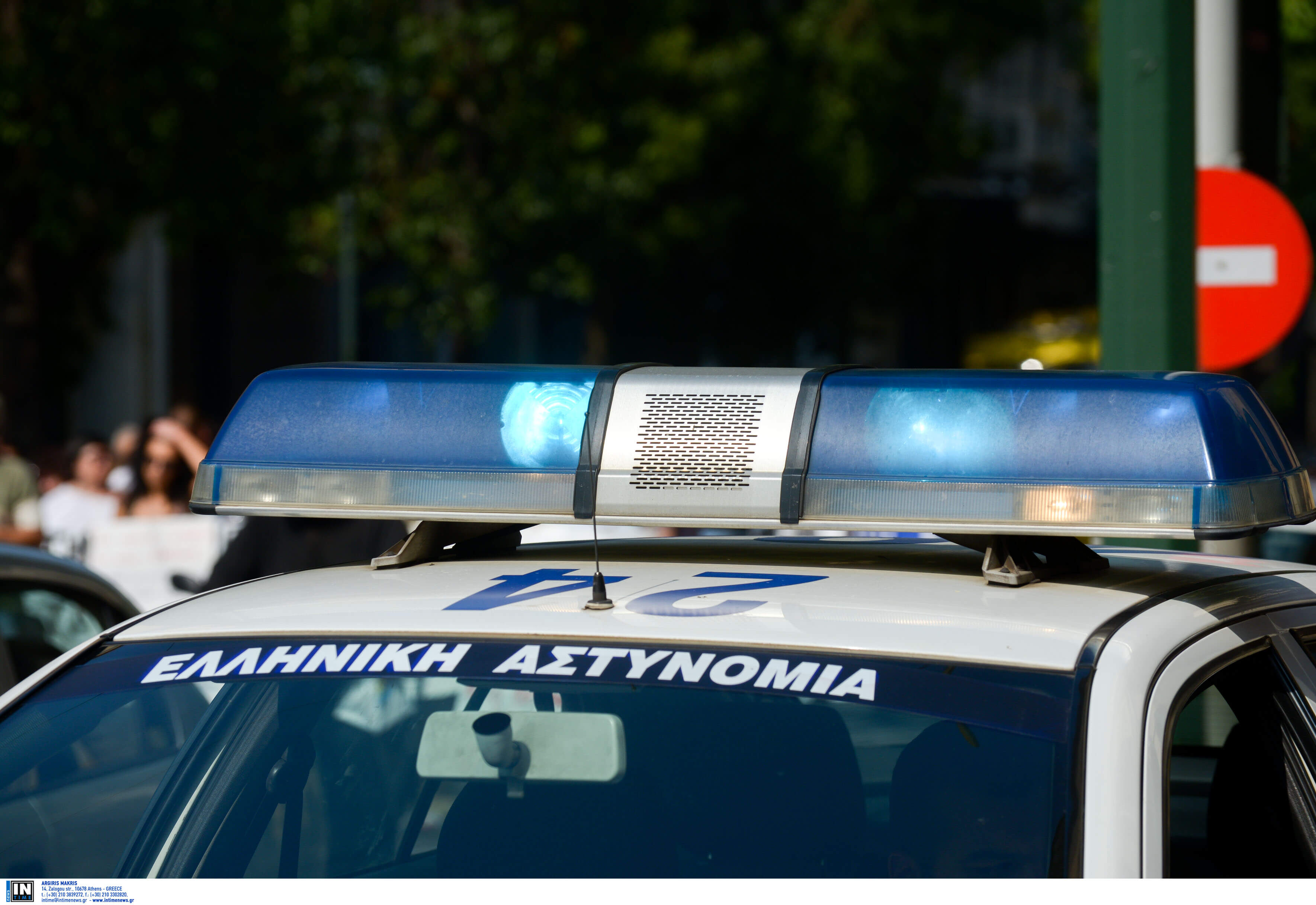 Αγρίνιο: Έβρισε χυδαία γυναίκα αστυνομικό και ακολούθησε άγριο ξύλο στην είσοδο του αστυνομικού τμήματος!