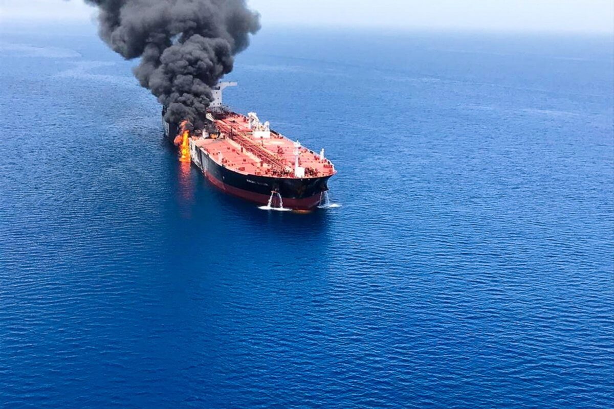 Σοκάρουν οι εικόνες από το φλεγόμενο τάνκερ στον Κόλπο του Ομάν