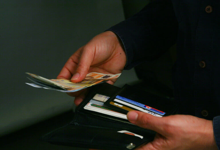 Ηράκλειο: Άρπαξαν πορτοφόλι με 500 ευρώ αλλά… τους έπιασαν