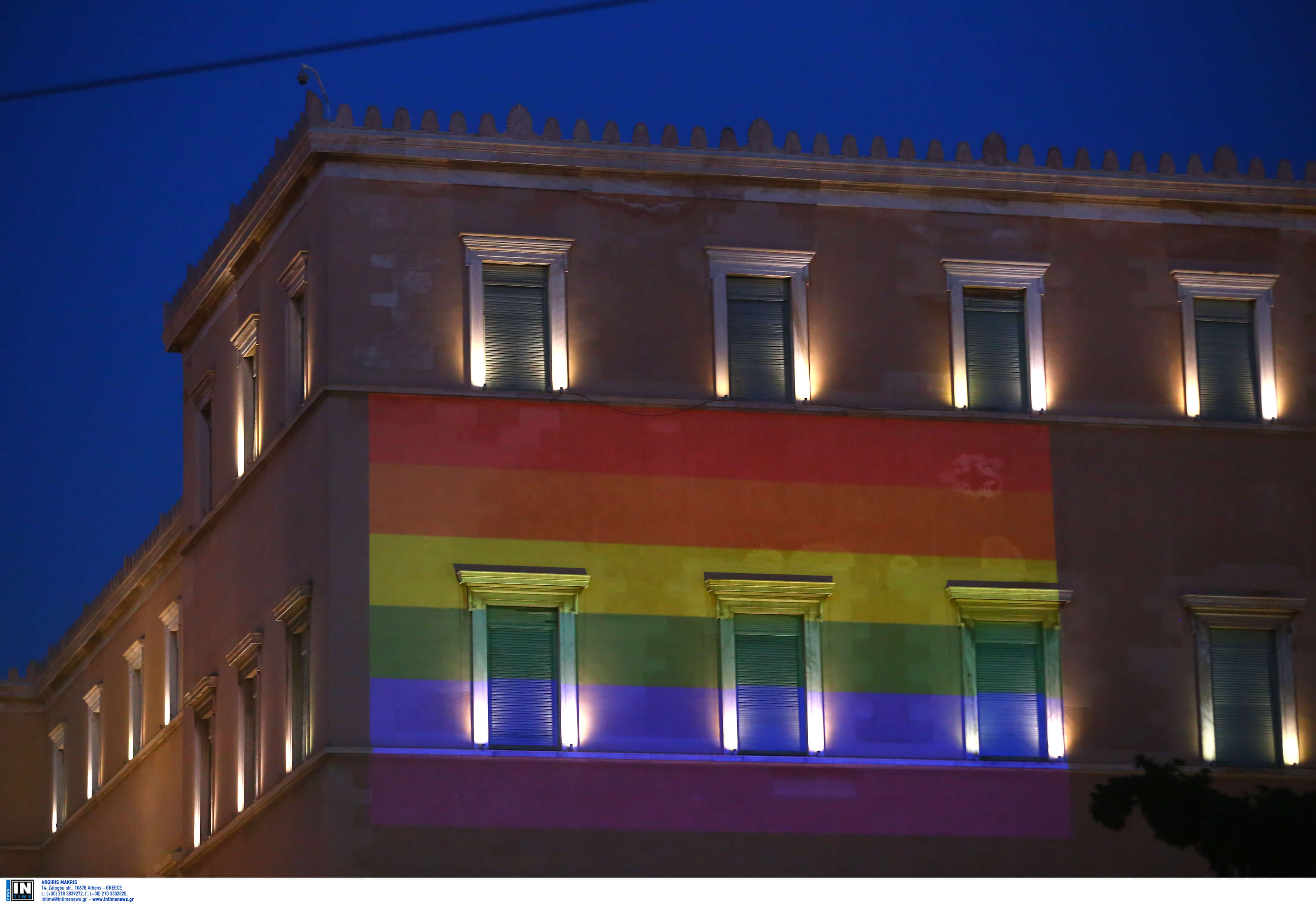 Athens Pride: “Πολύχρωμη” η Βουλή – Διαδηλωτές στο σημείο που έπεσε νεκρός ο Ζακ Κωστόπουλος [pics]