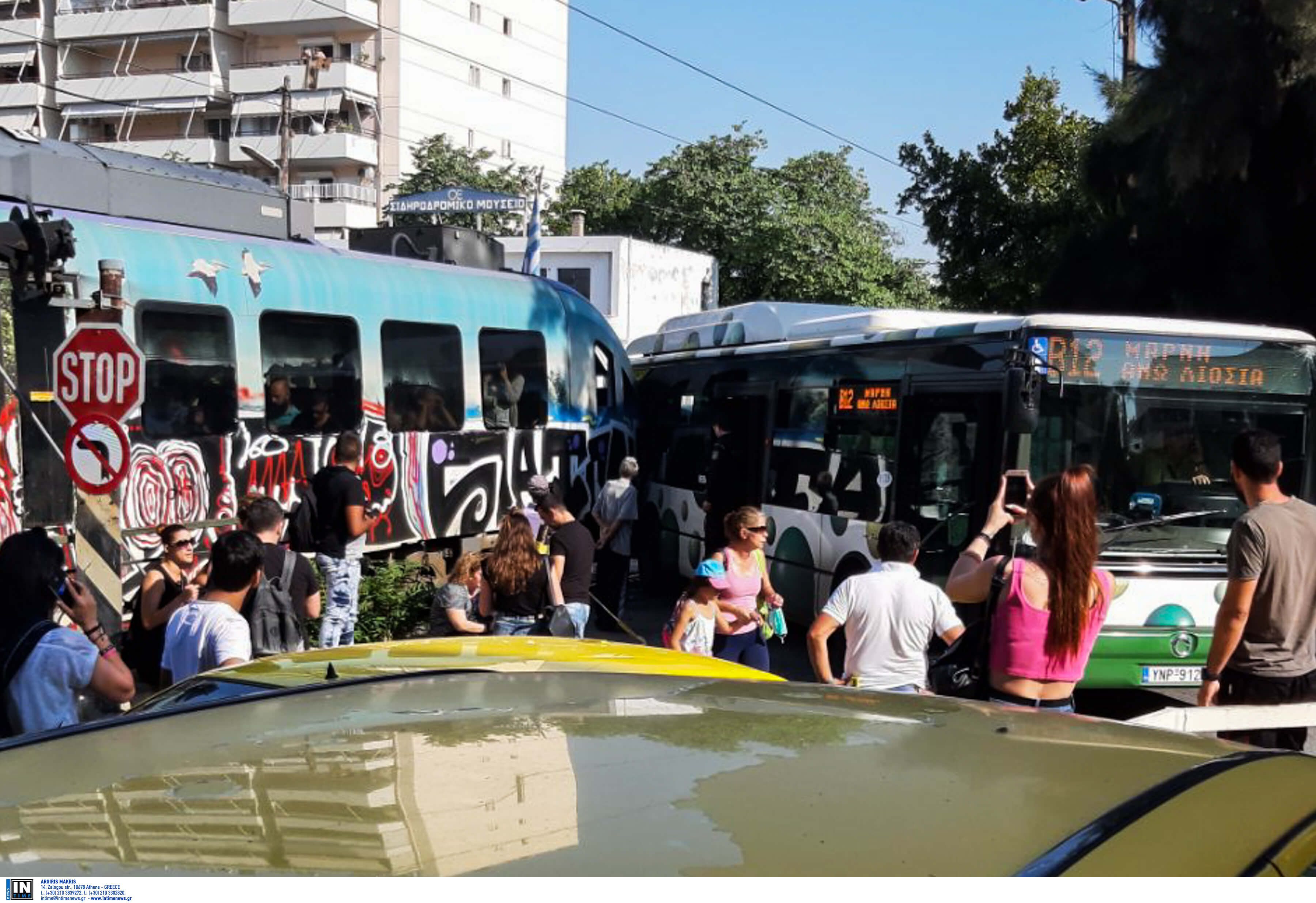 Σύγκρουση λεωφορείου με συρμό του προαστιακού στη Λιοσίων