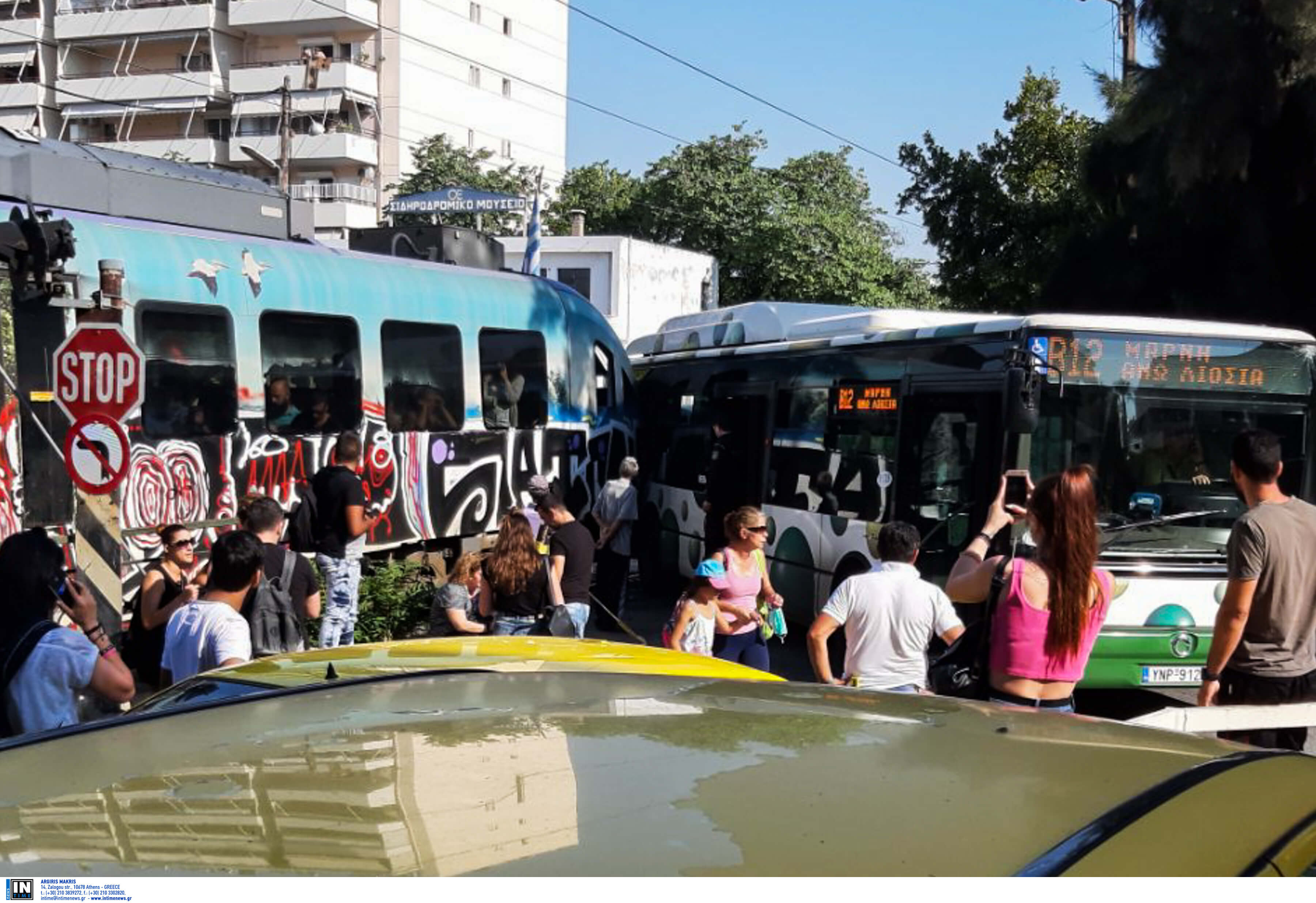 Σύγκρουση λεωφορείου με συρμό του προαστιακού στη Λιοσίων