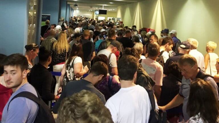 Ρόδος: Εικόνες ντροπής στο αεροδρόμιο – Πήγε να περάσει από έλεγχο και βρέθηκε σε αυτή την ουρά [pics]