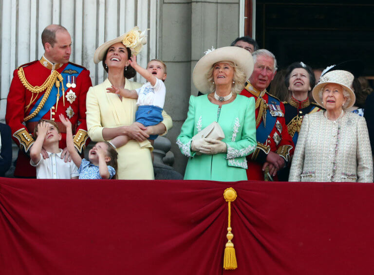 Βασίλισσα… μόνη, λιποθυμίες και «πρεμιέρα» για τον πρίγκιπα Λούις στο μπαλκόνι του Μπάκιγχαμ