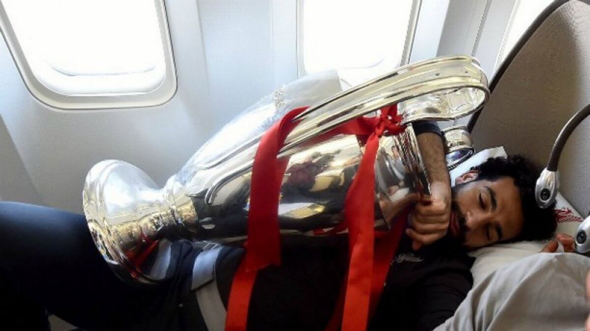 Λίβερπουλ: Φοβερός Σαλάχ! Κοιμήθηκε με την κούπα του Champions League [pics]