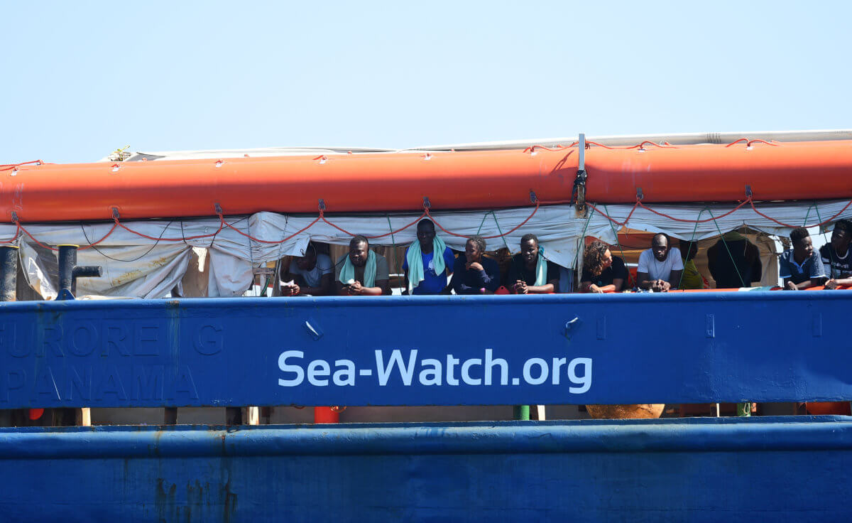 Το Sea Watch αγνοεί τον Σαλβίνι και εισέρχεται στα ιταλικά χωρικά ύδατα – video