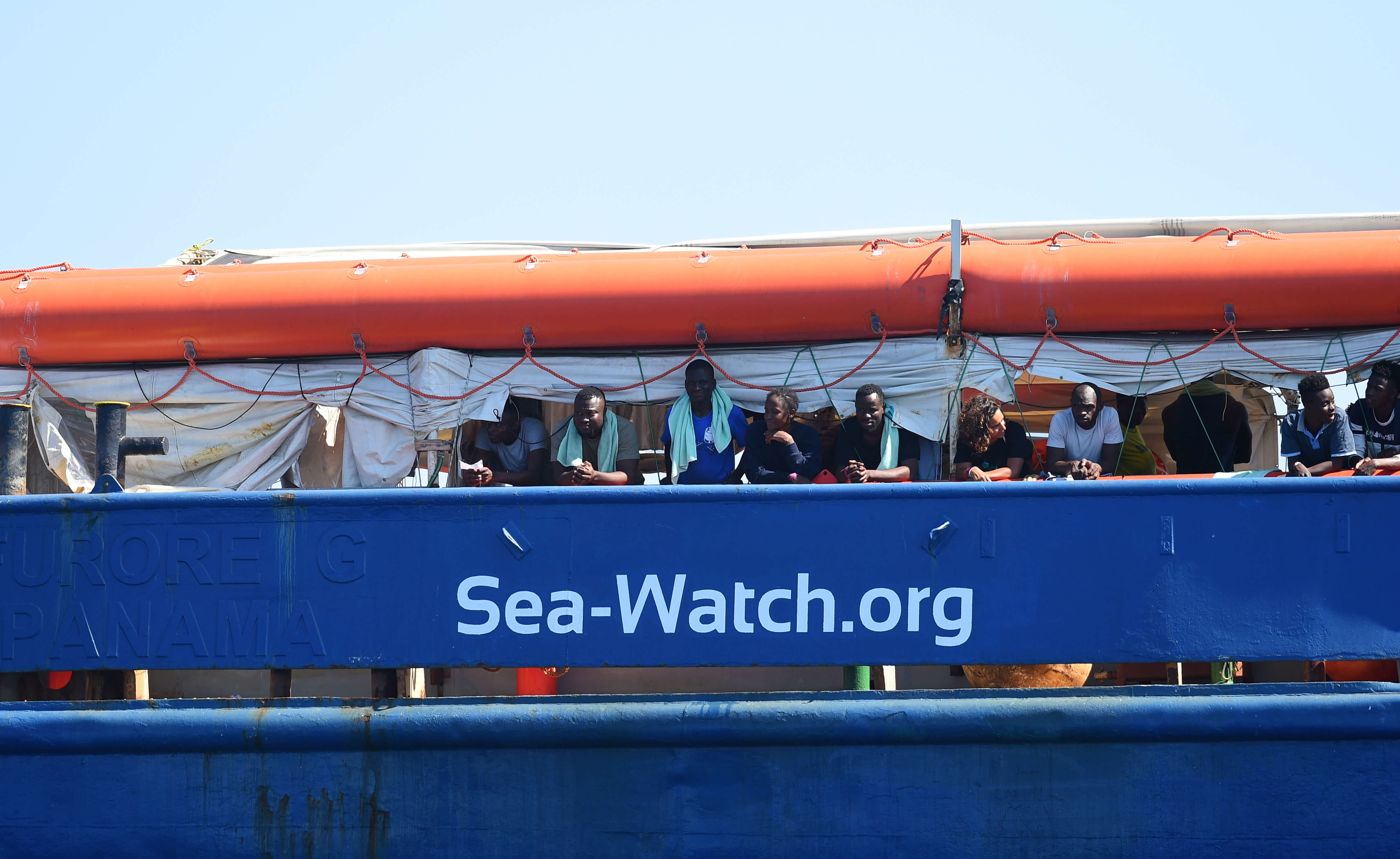 Το Sea Watch αγνοεί τον Σαλβίνι και εισέρχεται στα ιταλικά χωρικά ύδατα – video