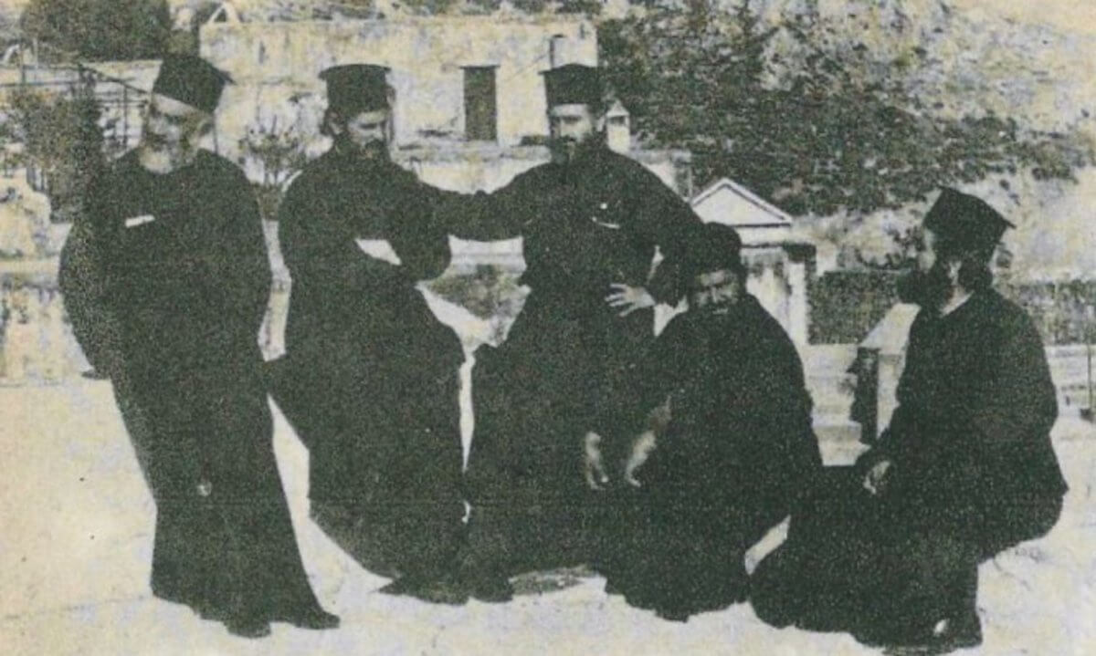 Οι επαναστάτες με τα ράσα από τα Σφακιά που τα έβαλαν με ΗΠΑ και Τουρκία