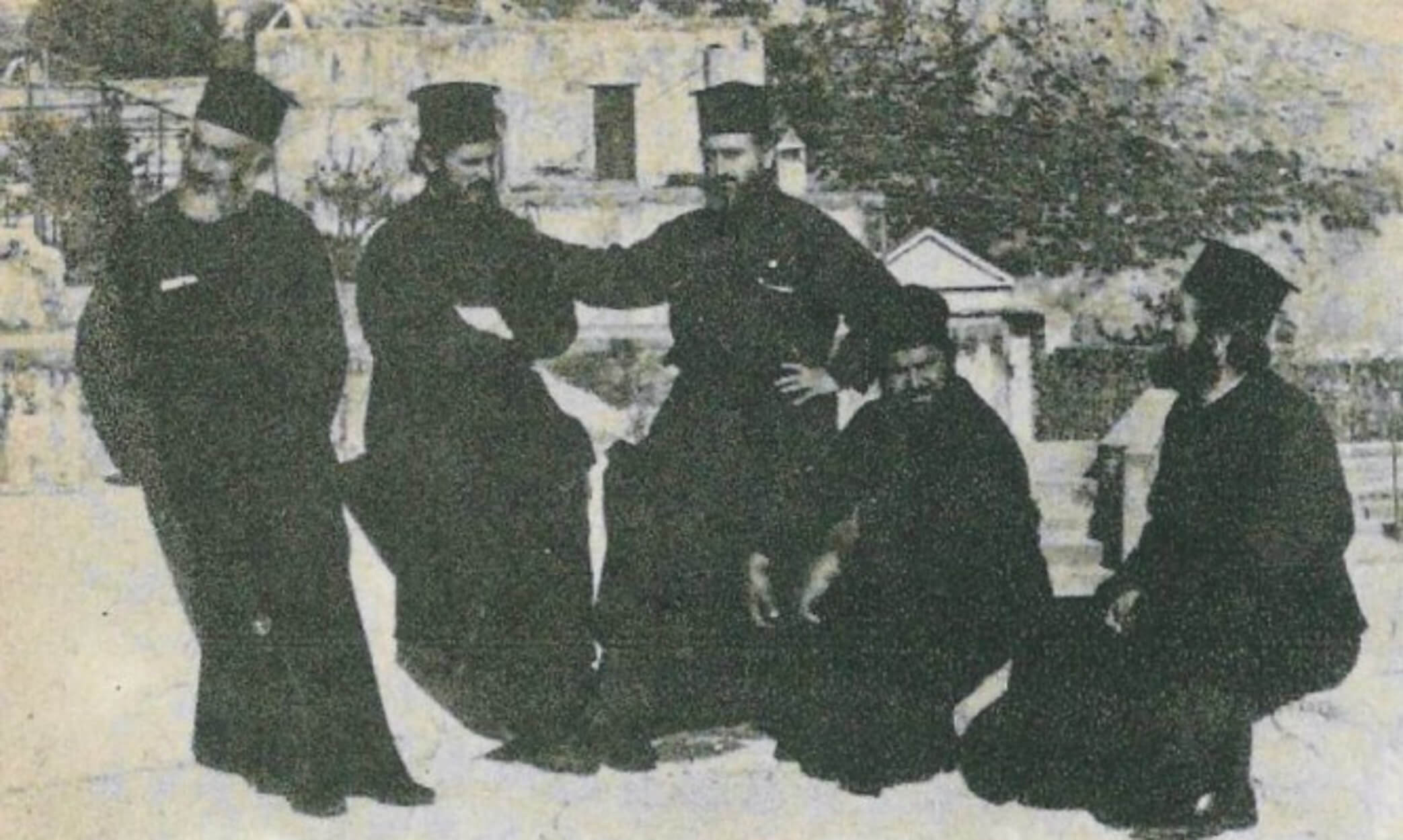 Οι επαναστάτες με τα ράσα από τα Σφακιά που τα έβαλαν με ΗΠΑ και Τουρκία