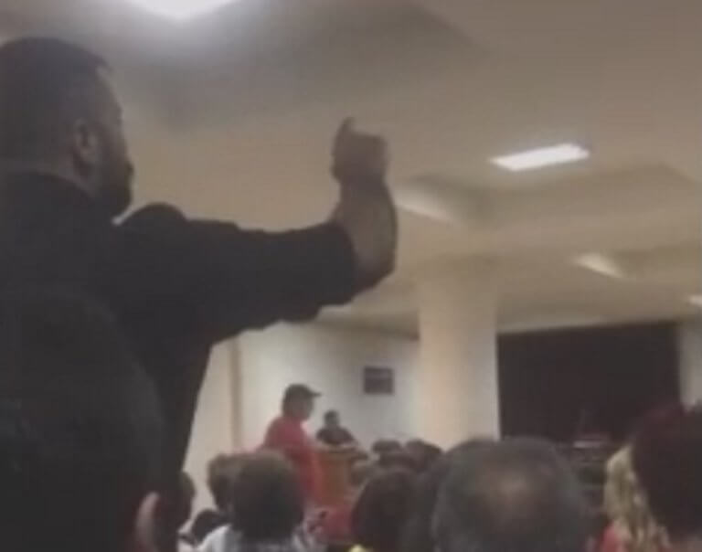 Πτολεμαϊδα: Κακός χαμός με προσαγωγές σε εκδήλωση του ΣΥΡΙΖΑ – «Δημοκράτες θα πατώσετε στις εκλογές» – video