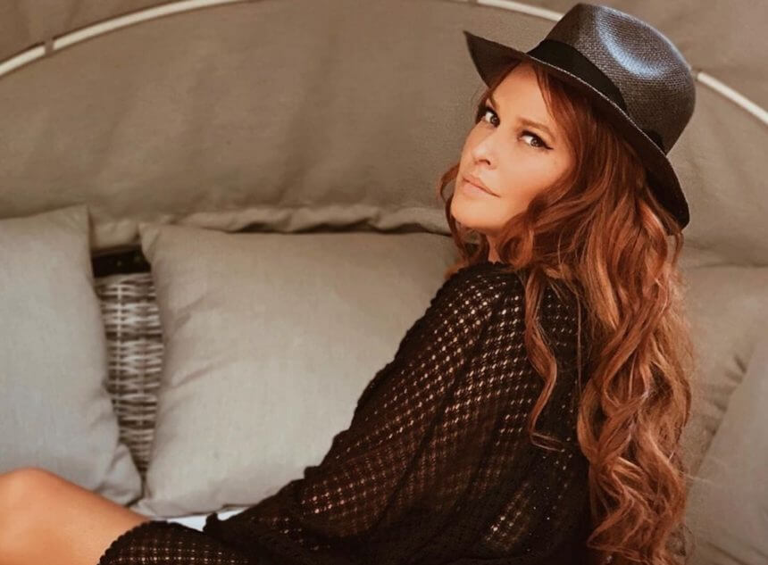 Η Σίσσυ Χρηστίδου ποζάρει με ολόσωμο μαγιό και χωρίς ρετούς!