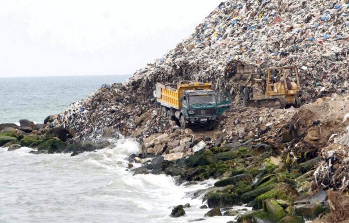 Ιταλία: Ένα νέο νησί από σκουπίδια στη Μεσόγειο – “Ιμαλάια” πλαστικών στην Ινδία!