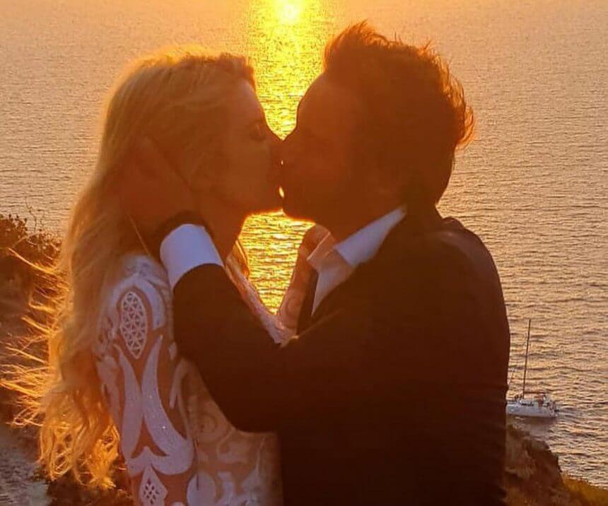 Στην μαγευτική Σαντορίνη για ταξίδι του μέλιτος ο Στράτος Τζώρτζογλου και η Σοφία Μαριόλα! Φωτογραφίες