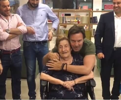 Ο Στράτος Τζώρτζογλου παίρνει την ευχή της μητέρας του για το γάμο! Συγκινητικό βίντεο