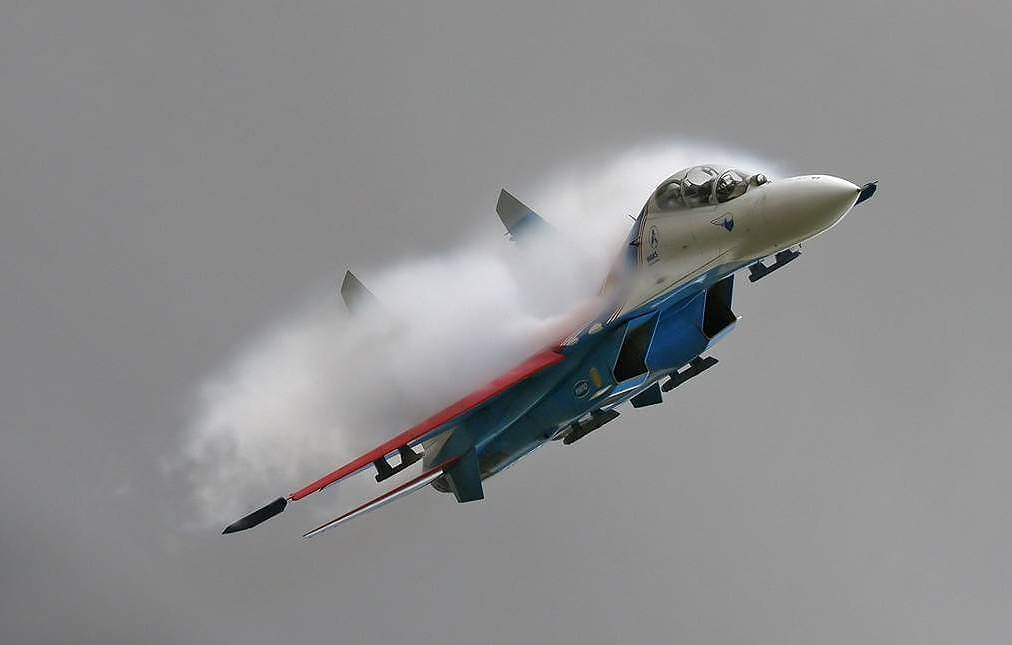 “Καρέ-καρέ” η στιγμή που ρωσικό μαχητικό Su27 αναχαιτίζει βομβαρδιστικό των ΗΠΑ! [vid]