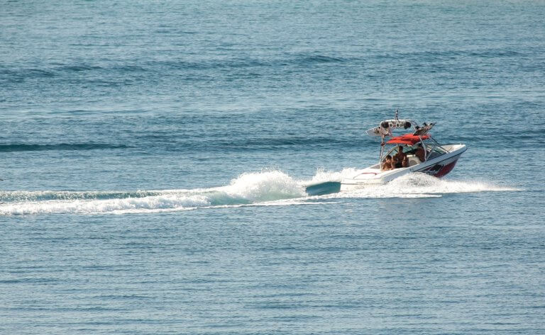 Ταχύπλοο τραυμάτισε σοβαρά κολυμβητή στη Χαλκιδική - Συνελήφθη ο χειριστής του σκάφους