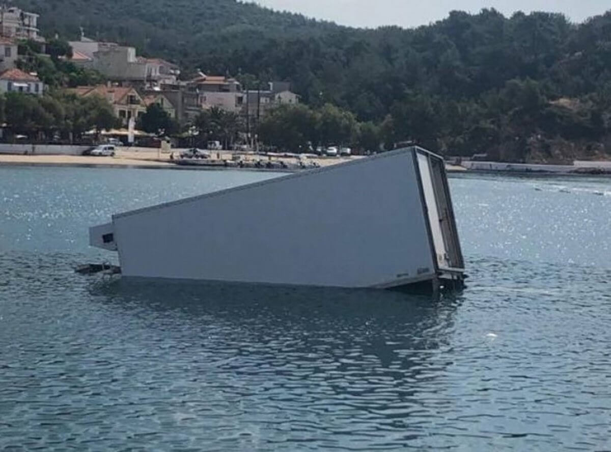 Θάσος: Φορτηγό βρέθηκε στη θάλασσα – Απίστευτες εικόνες στο λιμάνι την ώρα που ξεφόρτωνε – video