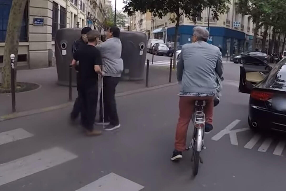 Γαλλία: Σε δίκη ο οδηγός που δεν έδωσε προτεραιότητα σε τυφλό και ξυλοκόπησε τον συνοδό του – video