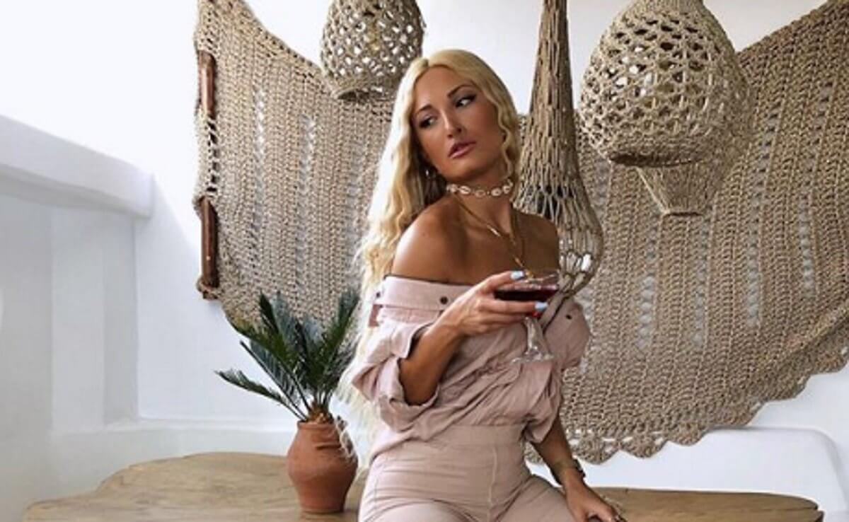 Κολάζει όλη τη Μύκονο η Ιωάννα Τούνη με την αποκαλυπτική της εμφάνιση! [vid]