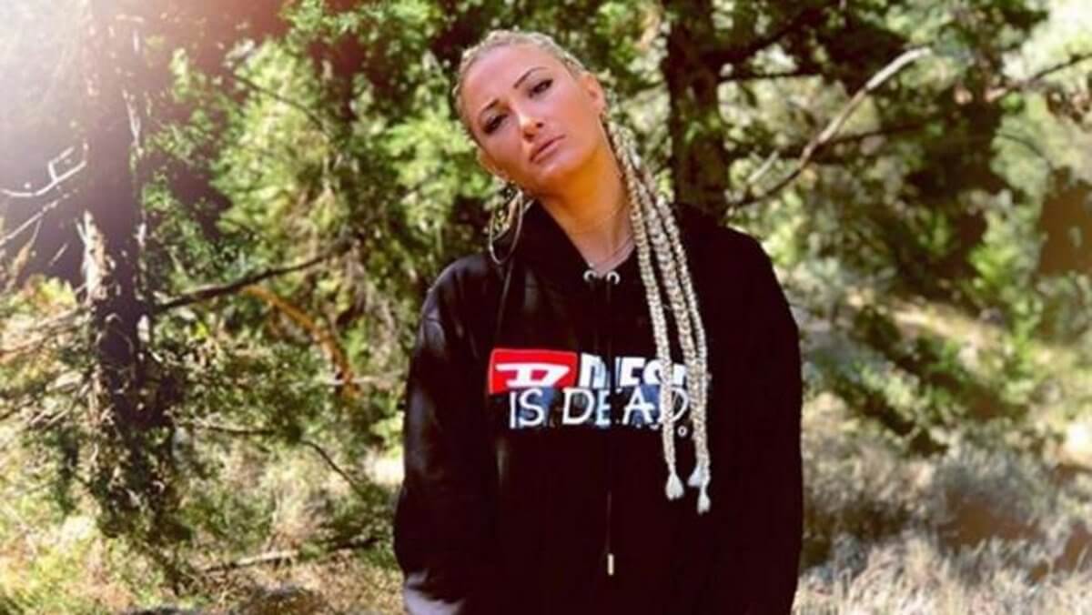 Σκέτη «κόλαση» με το μαύρο μπικίνι της η Ιωάννα Τούνη σε παραλία της Μυκόνου! [vid]