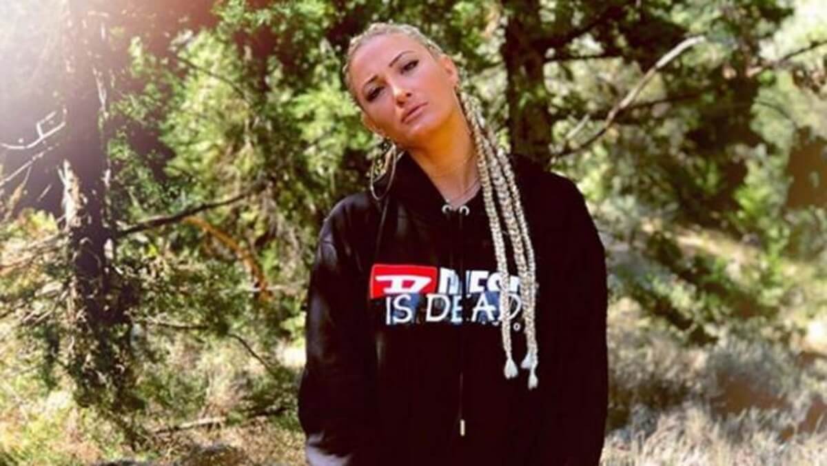 Σκέτη «κόλαση» με το μαύρο μπικίνι της η Ιωάννα Τούνη σε παραλία της Μυκόνου! [vid]