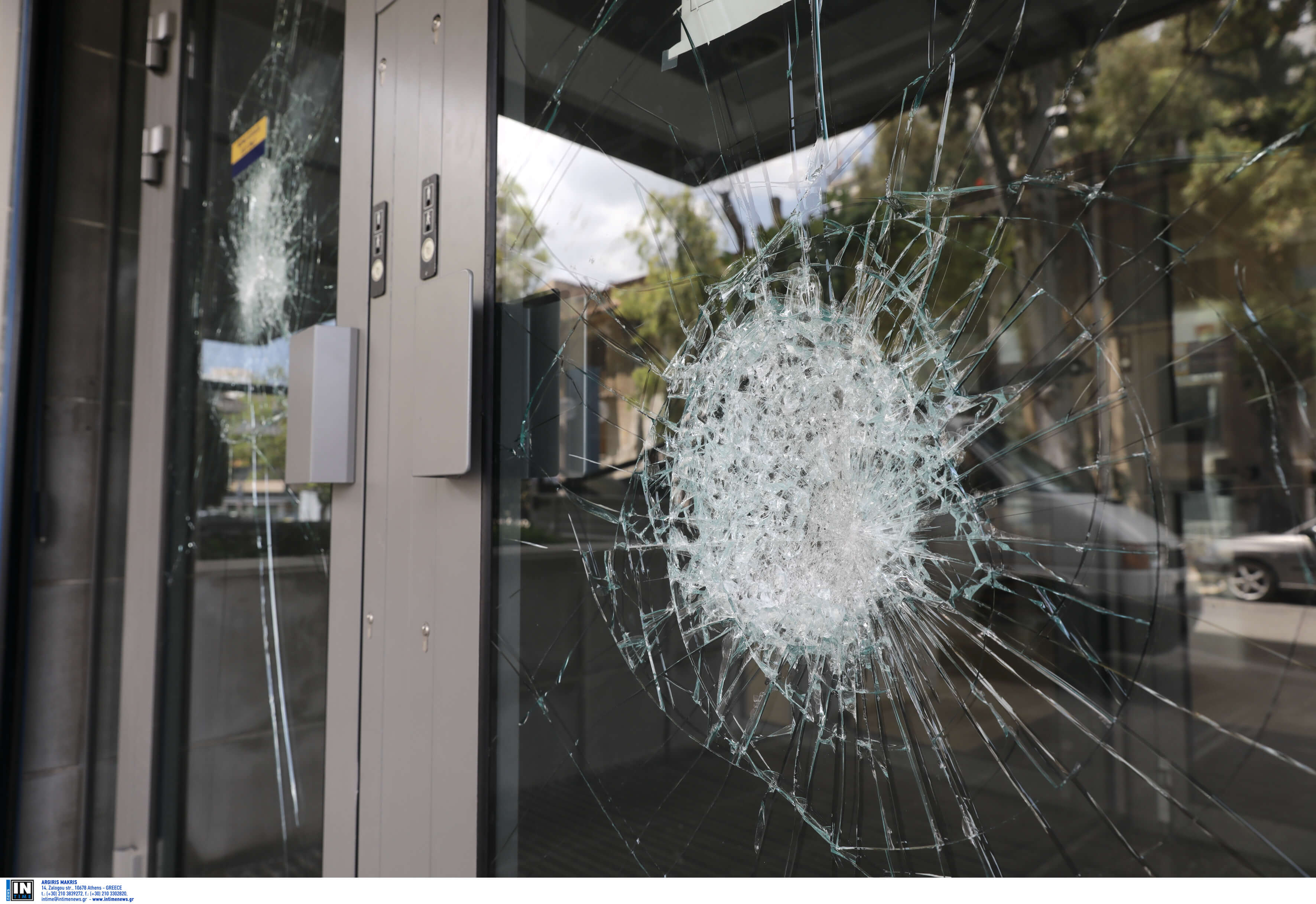 Επιθέσεις με βαριοπούλες σε τράπεζες σε Αμπελοκήπους και Χαλάνδρι