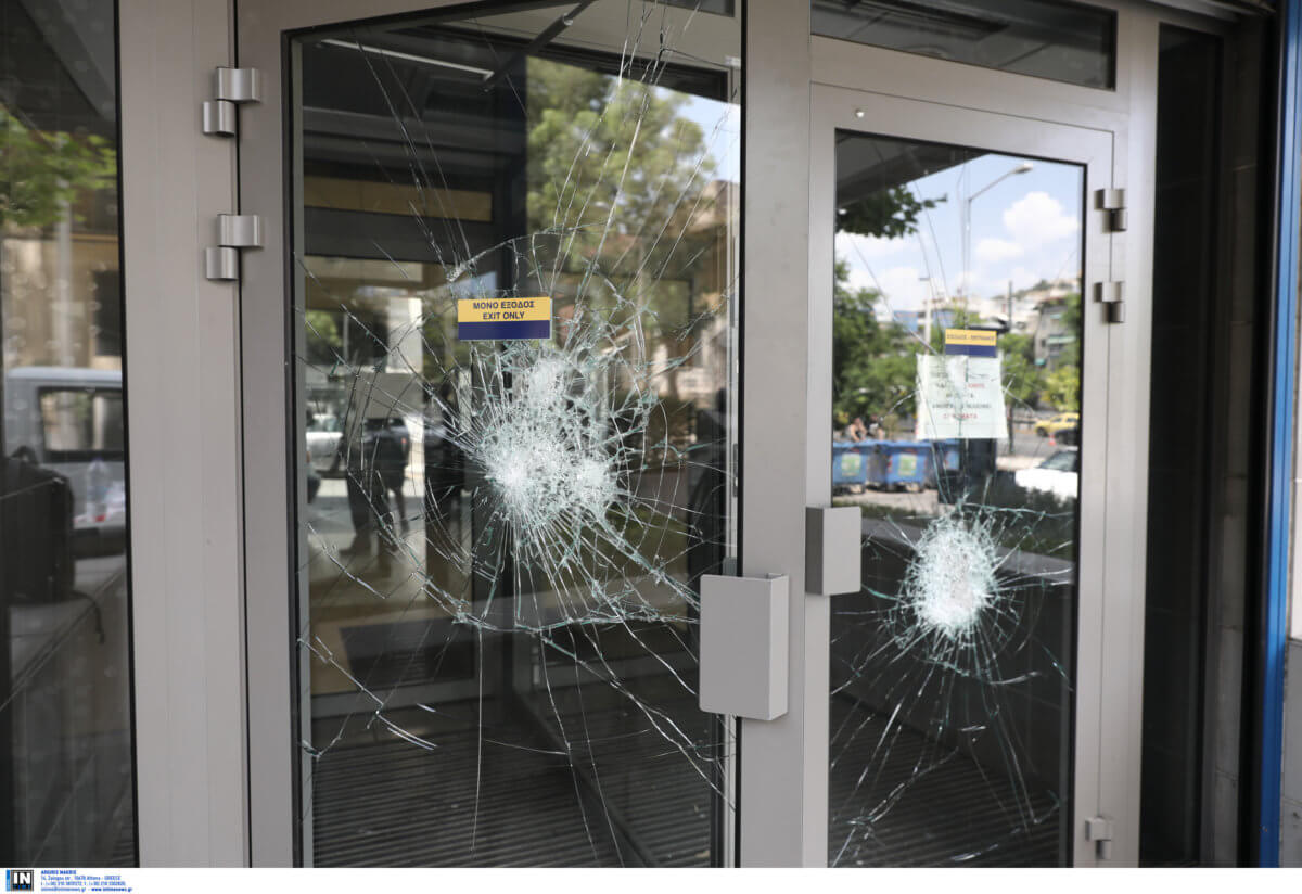 Ο Ρουβίκωνας πίσω από την επίθεση σε τράπεζα στη λεωφόρο Συγγρού [pics]