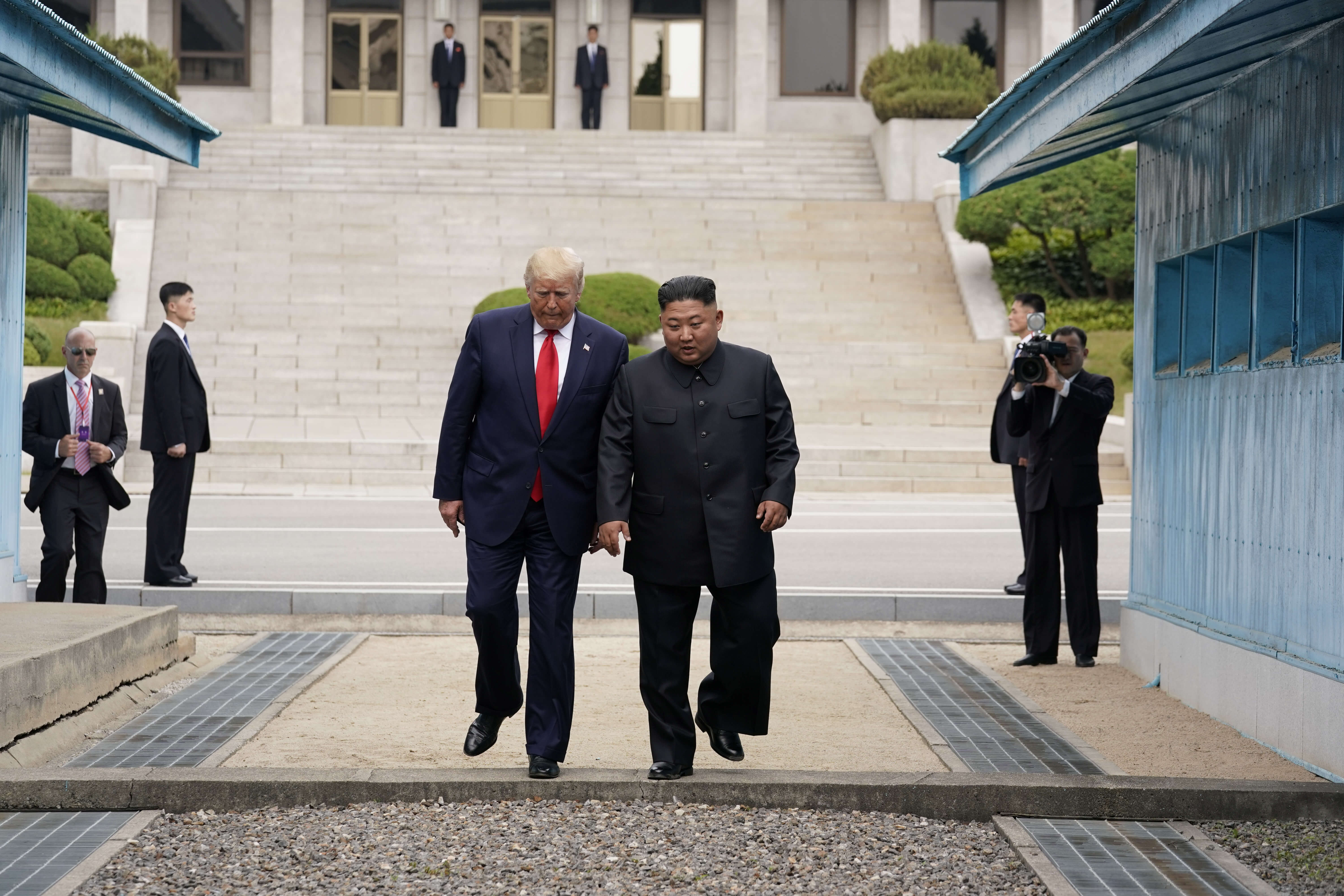 Πάτησε Βόρεια Κορέα ο Ντόναλντ Τραμπ! Ιστορική χειραψία με τον Κιμ Γιονγκ Ουν στα σύνορα!