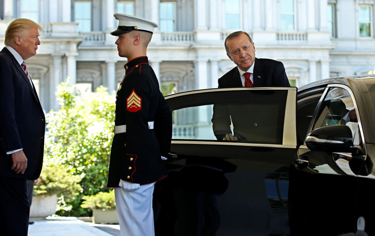 Ο Ερντογάν ελπίζει στον… Τραμπ και απειλεί τις ΗΠΑ