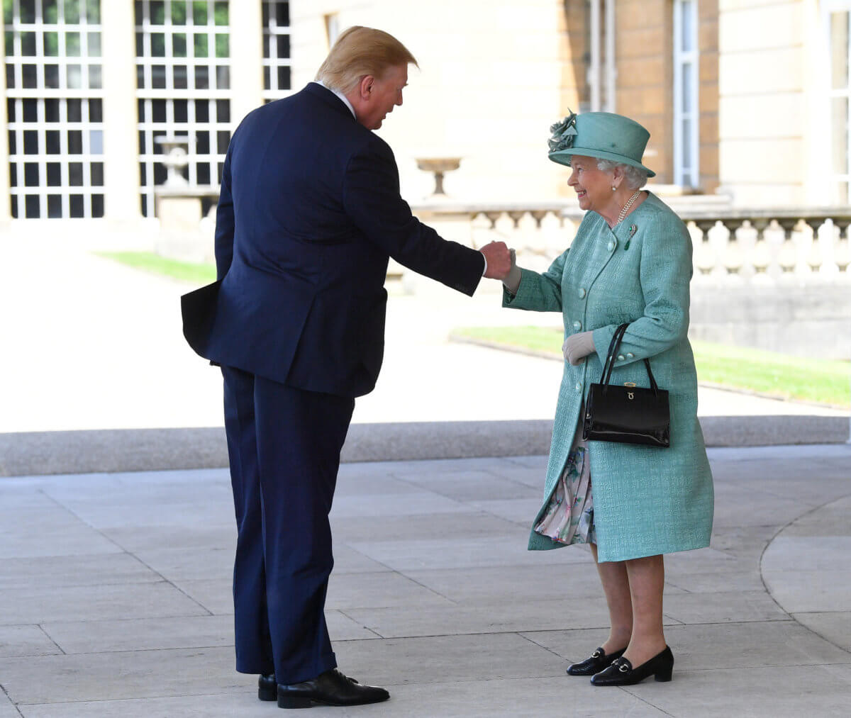 Βασιλική υποδοχή Τραμπ στο Λονδίνο – Η Βασίλισσα και η υπέρλαμπρη Μελάνια