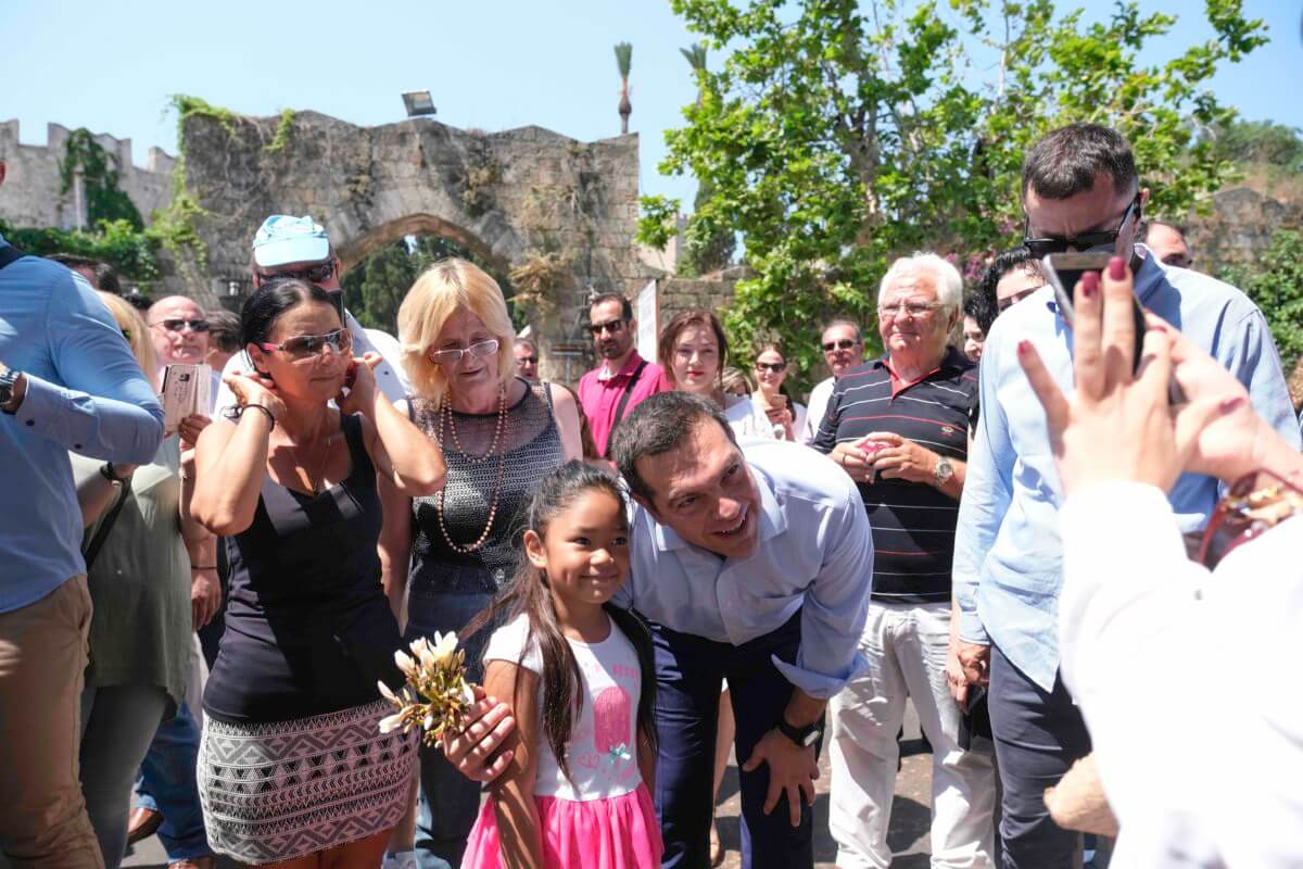 Εκλογές: Τα λουλούδια, οι selfies και η αυτοκριτική του Αλέξη Τσίπρα σε καφετέρια της Ρόδου [pics]