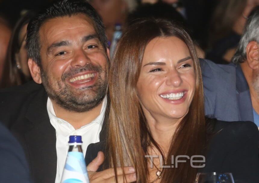 H Ελένη Τσολάκη βιντεοσκοπεί τον σύζυγό της να μαγειρεύει στην κουζίνα του σπιτιού τους!