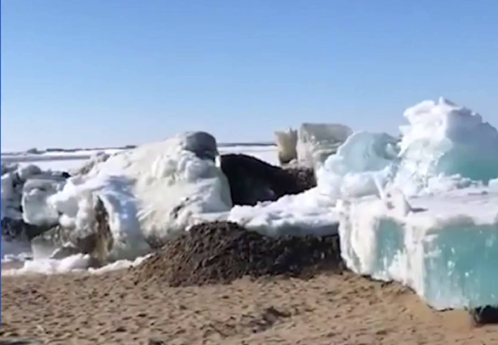 Εντυπωσιακό τσουνάμι πάγου “καταπίνει” την στεριά! – video