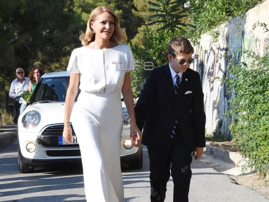 Η Τζένη Μπαλατσινού έφτασε στην εκκλησία με τον γιο της, Μάξιμο, υπό τους ήχους μουσικής!