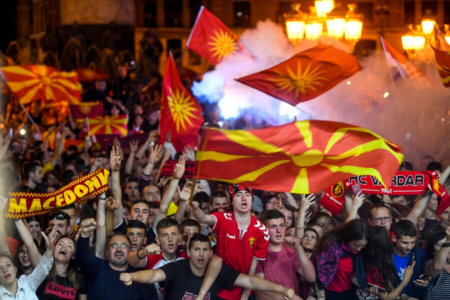 Σκόπια: «Ποτέ Βόρεια – Μόνο Μακεδονία» από το πλήθος στην υποδοχή της Βαρντάρ [video, pics]