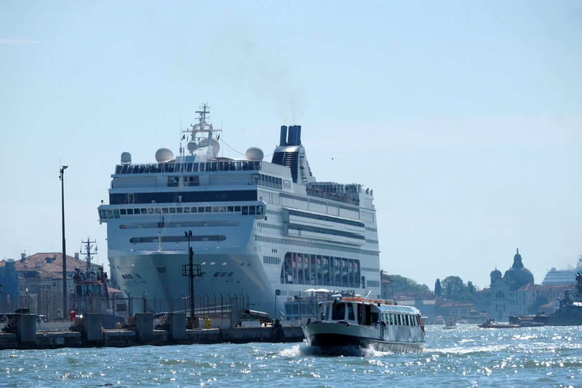 Τρόμος στη Βενετία! Τρελή πορεία κρουαζιερόπλοιου – Πήρε σβάρνα σκάφος και βγήκε στη στεριά [video, pics]