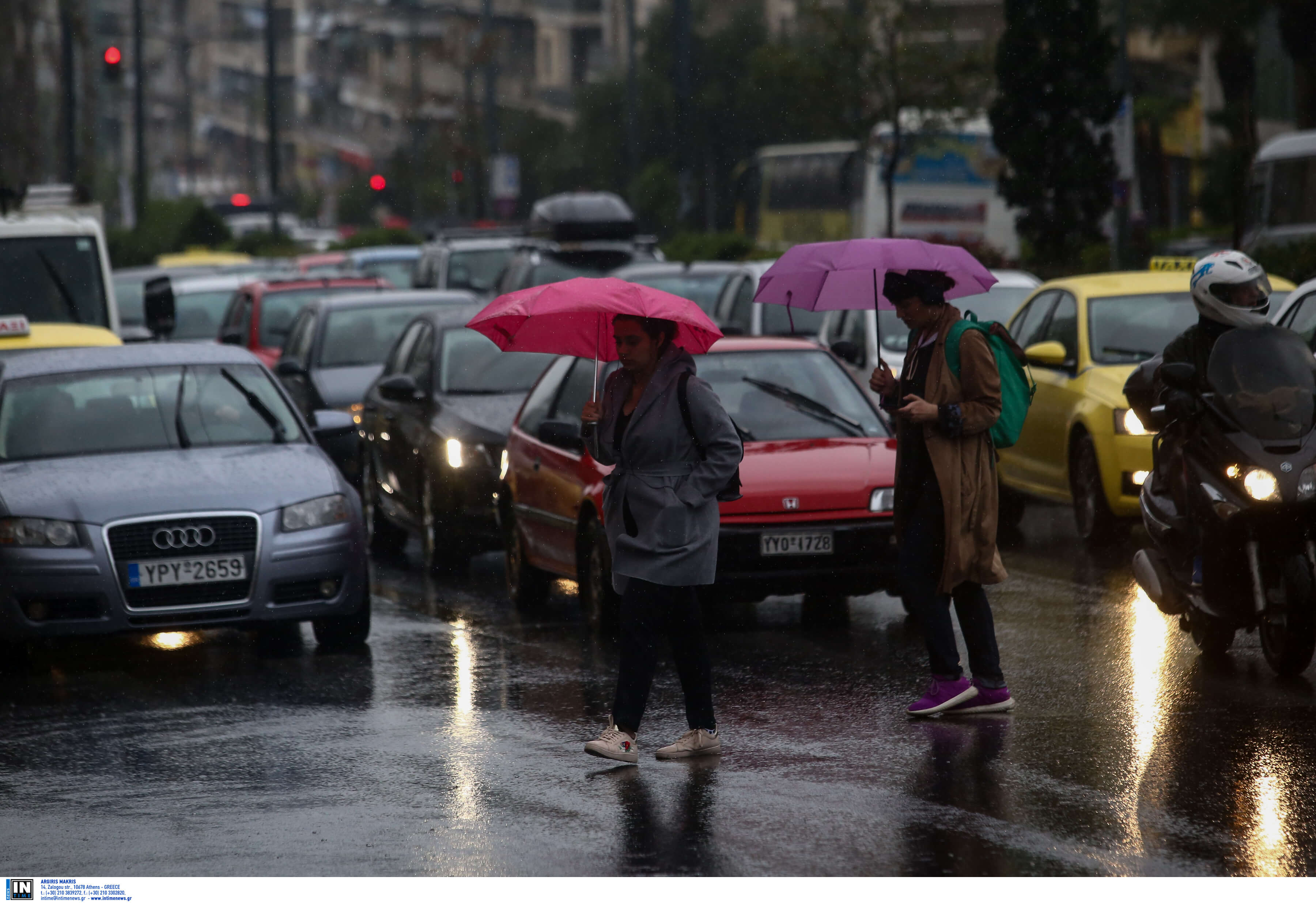 Καιρός σήμερα: Με βροχές και μπόρες θα πάμε στην κάλπη – Που θα χρειαστούμε ομπρέλα