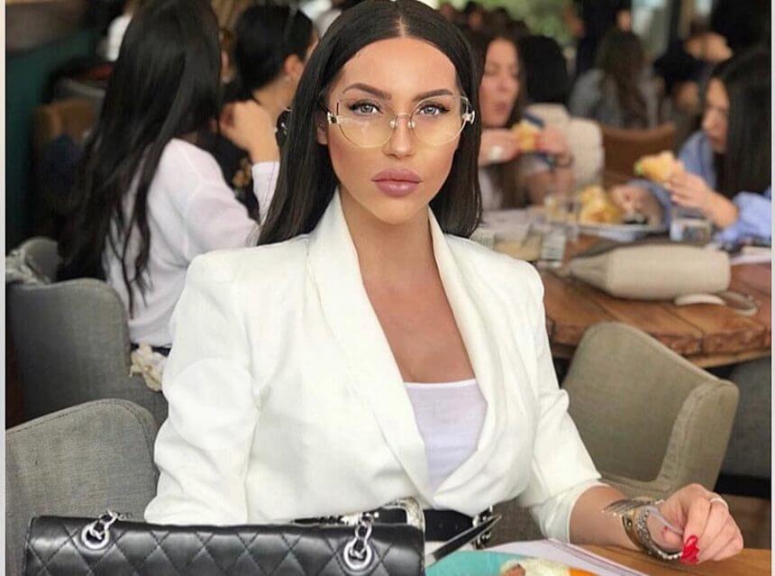 Η Ζέτα Θεοδωροπούλου ποζάρει με μαγιό και μας δείχνει την φουσκωμένη κοιλίτσα της