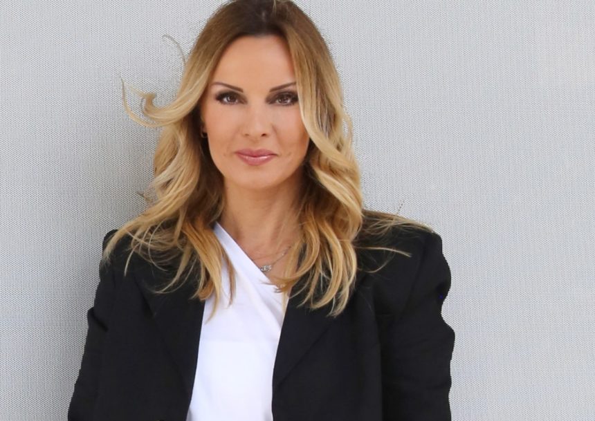 Πέγκυ Ζήνα: Φωτογραφίες από την υπογραφή συμβολαίου με τη Heaven Music!