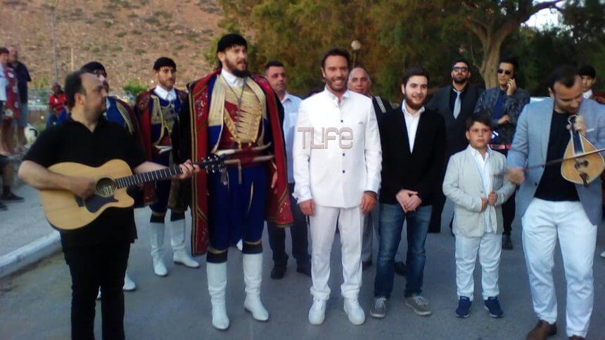 Αυτή τη στιγμή ο γάμος του Στράτου Τζώρτζογλου και της Σοφίας Μαριόλα! Έτσι έφτασαν στην εκκλησία