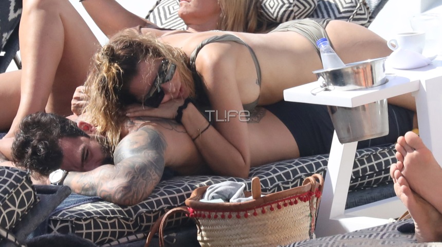 Δημήτρης Αλεξάνδρου – Μαρία Καλάβρια: Οι δημόσιες τρυφερές στιγμές του ζευγαριού πάνω στην ξαπλώστρα του