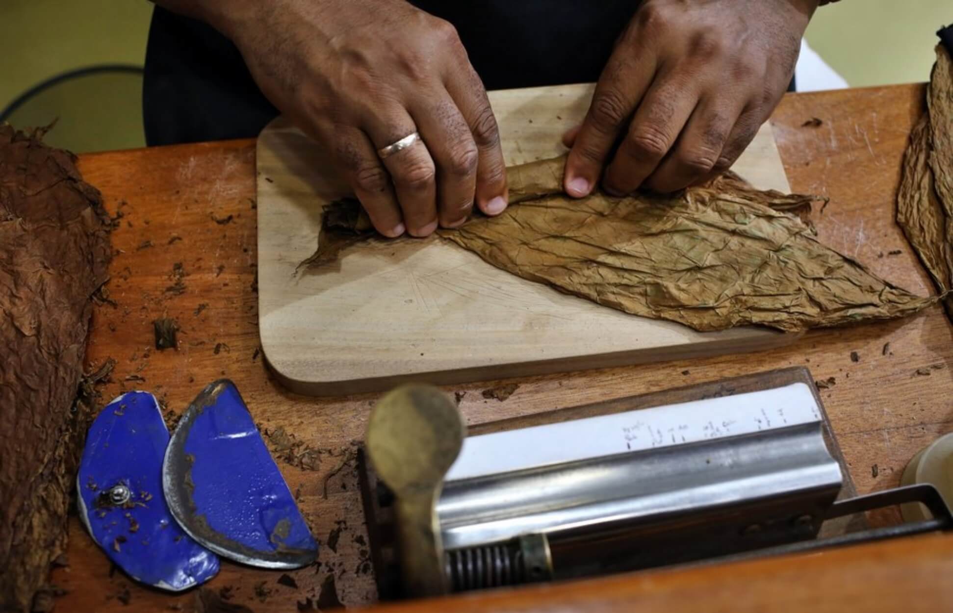 Δες πως να κόψεις ένα πούρο για να μην φτύνεις σαν τον Clint Eastwood στα γουέστερν!