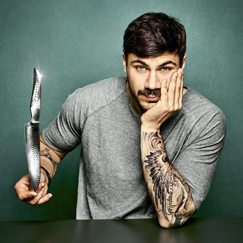 Άκης Πετρετζίκης: Ερωτευμένος με μελαχρινή καλλονή από την Πάτρα;