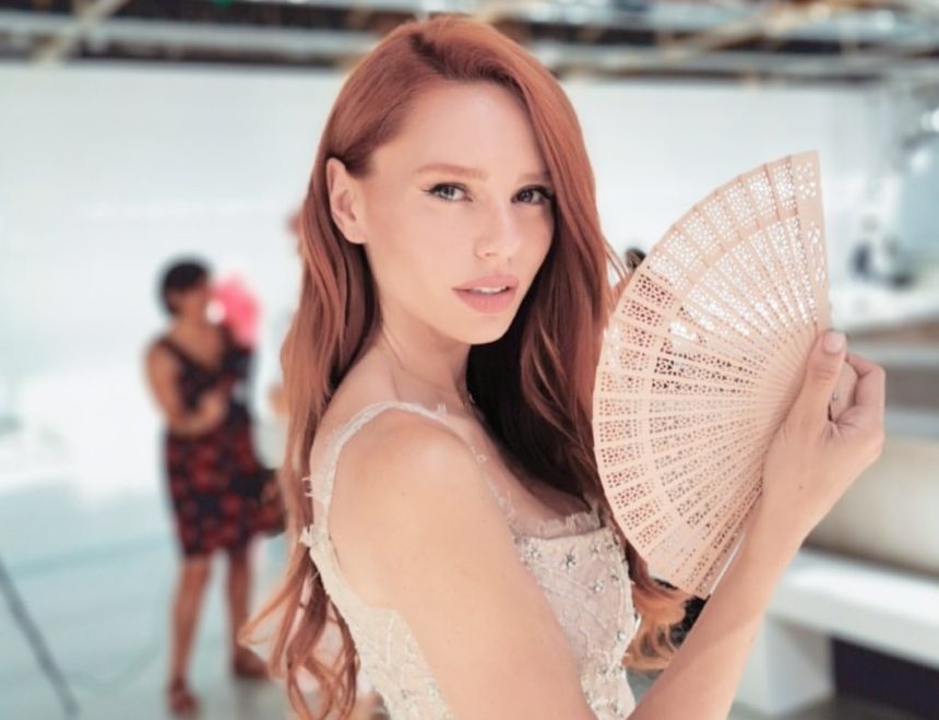 Έβελυν Καζαντζόγλου: Έκλεψε τις εντυπώσεις στο fashion show της Celia Kritharioti στο Παρίσι! Φωτογραφίες και βίντεο