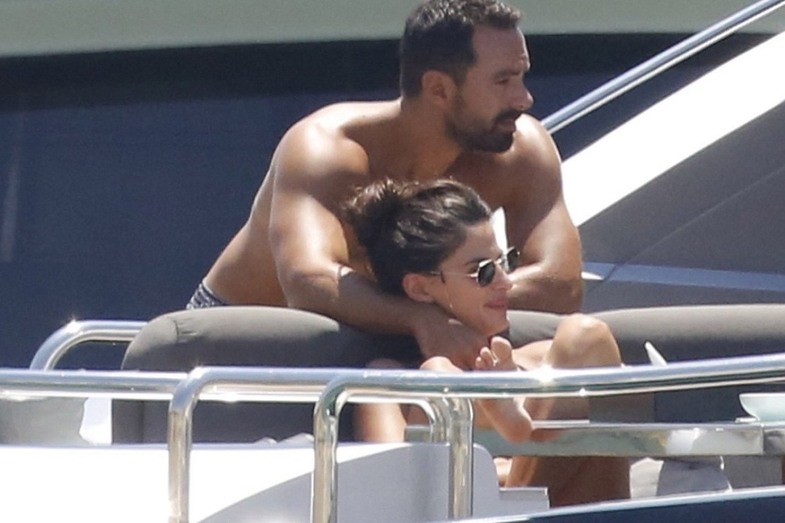 Σάκης Τανιμανίδης – Χριστίνα Μπόμπα: Ερωτευμένοι σε παραλία της Μυκόνου! [video]