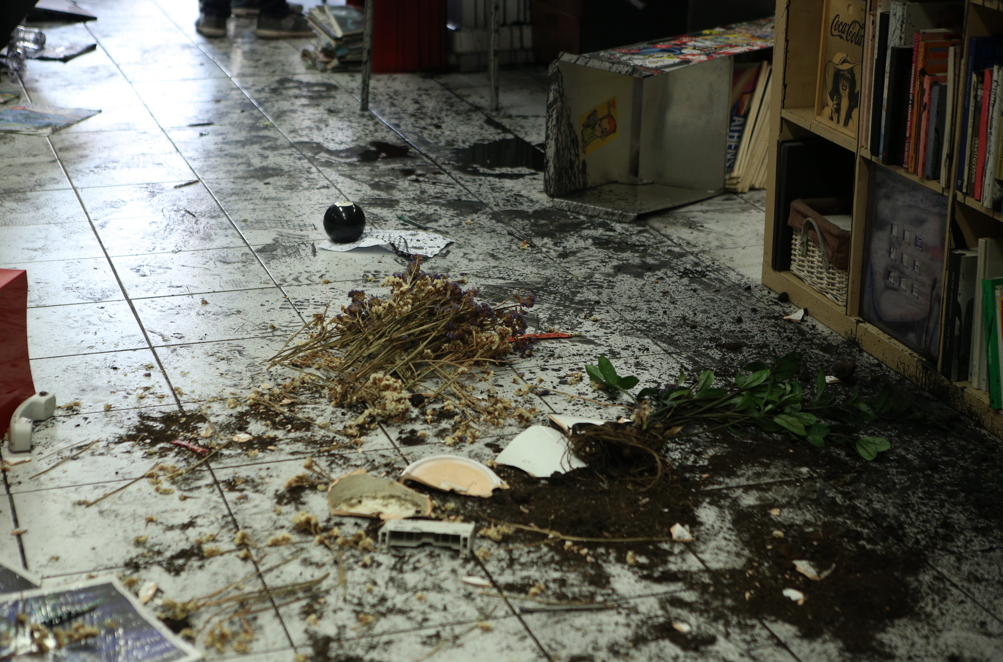 Επίθεση του "Ρουβίκωνα" στα γραφεία της Athens Voice! (photos-ΒΙΝΤΕΟ)
